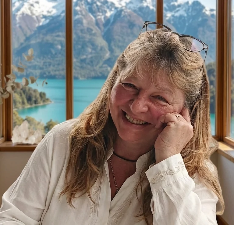 Claudia Beatriz Hardy, creadora de El Arte de Recibir, frente al lago en Bariloche